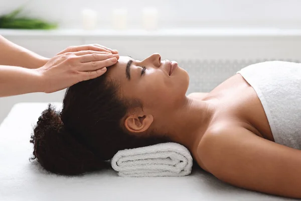 Ontspannende hoofdmassage in luxe spa voor jonge Afrikaanse vrouw — Stockfoto