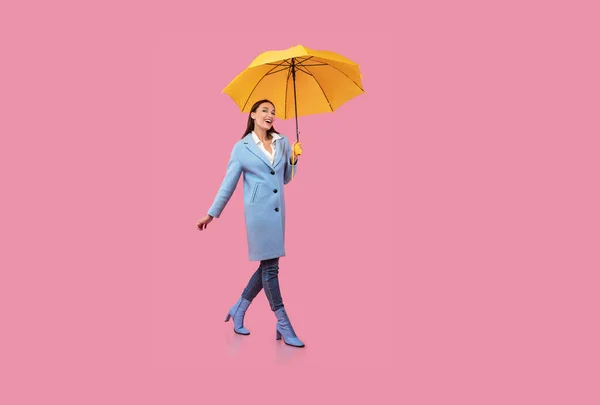 Portré izgatott fiatal nő séta esernyő — Stock Fotó