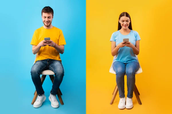 Studio plan de couple assis sur des chaises avec des téléphones cellulaires — Photo