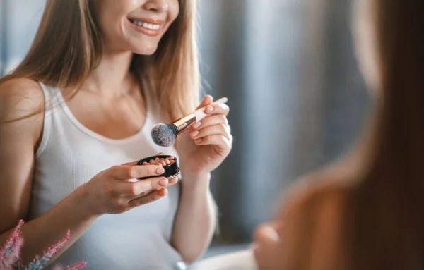 Nahaufnahme der Millennial-Frau mit Kosmetikpinsel und Blusher vor dem Spiegel zu Hause, Leerraum — Stockfoto