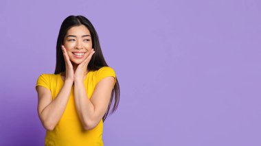 Harika bir teklif. Meraklı Asyalı Kız Heyecanlı Yüze Bakıyor ve Dokunuyor