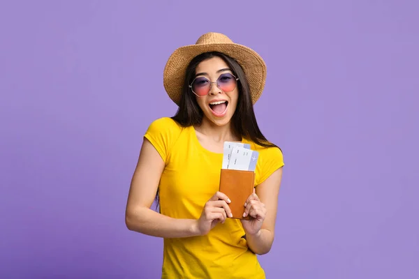 Finalmente viajando. Garota turística asiática excitada posando com passaporte e ingressos — Fotografia de Stock