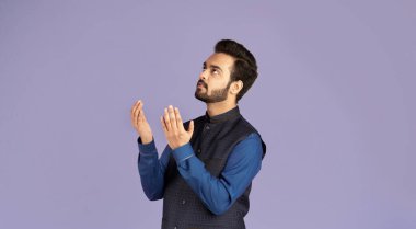 Hintli adam Tanrı 'ya dua ediyor, yardım ya da eflatun için af diliyor.