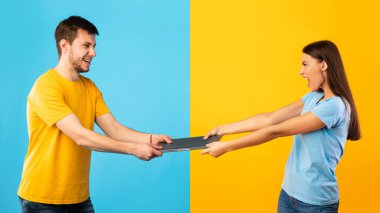 Bilgisayar kullanma hakkı için mücadele eden heyecanlı genç çift