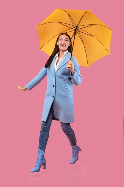 Portré izgatott fiatal nő kezében esernyő — Stock Fotó