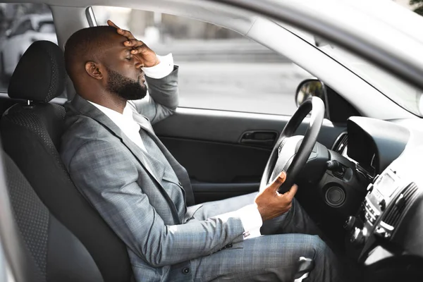 Kimerült afrikai vállalkozó hazafelé menet, autót vezet — Stock Fotó