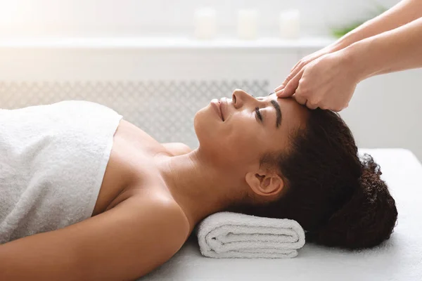 Therapist making soothing head massage for black lady — Stock Photo, Image