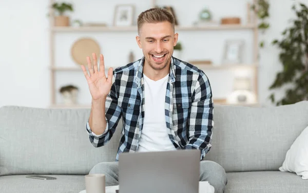 Cara feliz usando o computador para chamada de vídeo e acenando — Fotografia de Stock