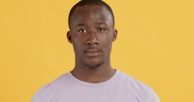 Şok olmuş siyahi adamın portresi, şaşkınlıkla kafasını tutuyor.