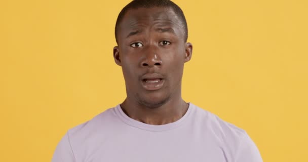 Közelkép portré ideges fekete férfi, gyors légzés és izzadás — Stock videók