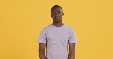 Afro-Amerikalı adamın kollarını bağlayıp kameraya surat asmasına alındım.