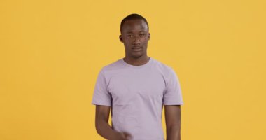 Utangaç, Afro-Amerikan bir adam, elleriyle gözlerini kapatıyor.