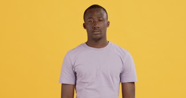 Plachý africký Američan pokrčení rameny v údivu — Stock video