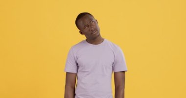 Kafasındaki kararları karşılaştıran şüpheli bir zenci.