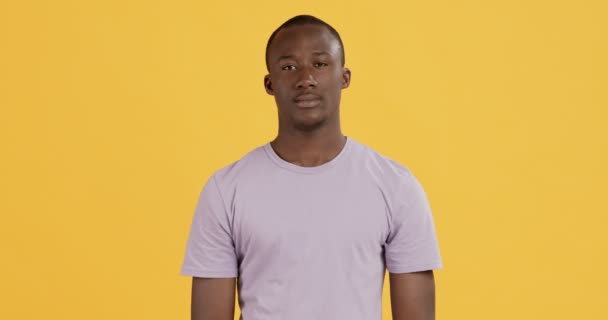 Nieuwsgierige zwarte man houdt hand in hand bij zijn oor en luistert goed rond — Stockvideo