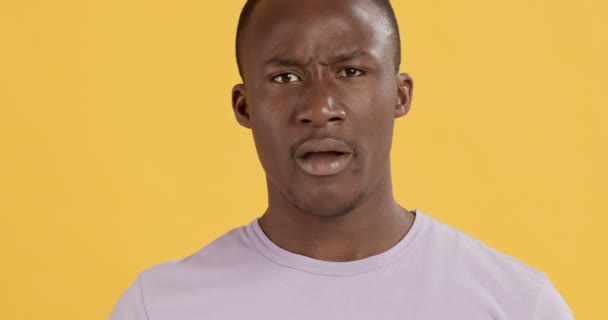 Dühös afro-amerikai férfi veszekedett a kamerába — Stock videók