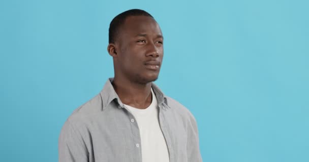 Uomo afroamericano frustrato che si tocca la fronte, con sintomi di febbre — Video Stock