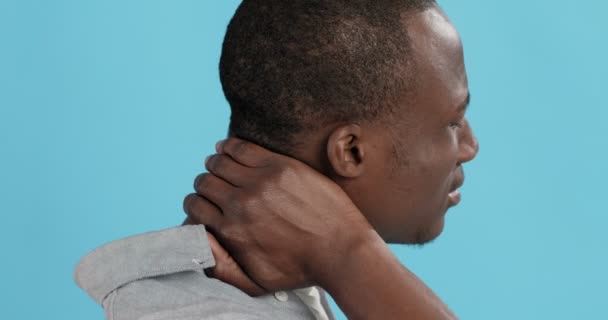 Estresado africano americano hombre masaje inflamado cuello — Vídeos de Stock