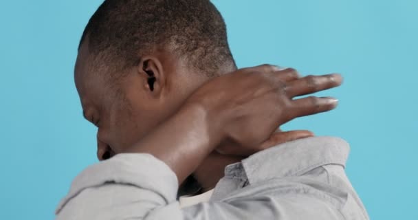 Africký americký manažer masíruje svůj bolestivý krk — Stock video