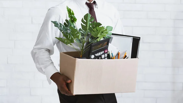Utrata pracy. Widok z bliska na Afroamerykanina z pudełkiem jego rzeczy opuszcza biuro — Zdjęcie stockowe
