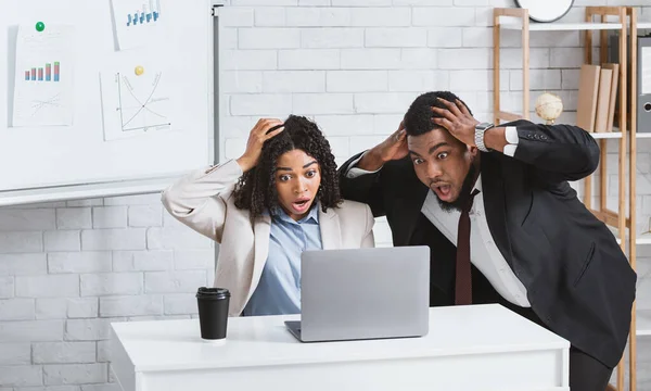Fekete kollégák nézi laptop képernyő terror, hibát találni az üzleti projekt a modern irodában — Stock Fotó