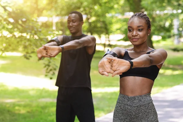 Concetto di stile di vita sano. nero millennial coppia fare sport all'aperto insieme — Foto Stock