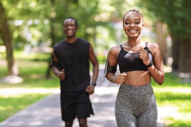 Aktif Yaşam Tarzı Konsepti. Motive olmuş Afrikalı Kız Erkek arkadaşıyla dışarıda koşuyor