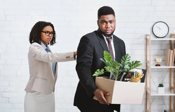 Crise e desemprego. Africano americano empresária demitir chateado masculino empregado no escritório — Fotografia de Stock