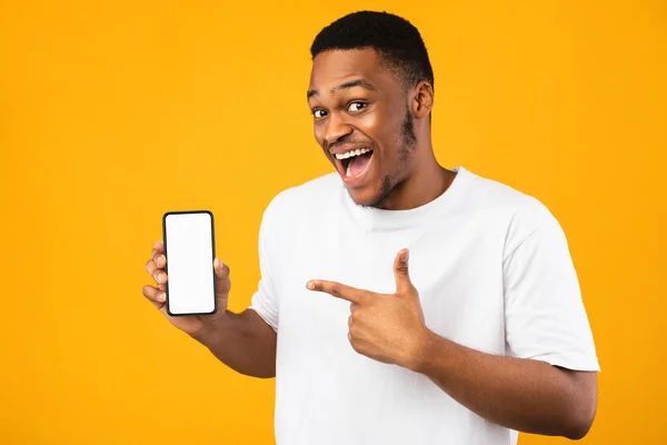 ( 영어 ) African Guy showing Smartphone Empty Screen Recommending Application, Yellow Background — 스톡 사진