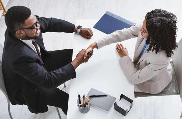 Above view of personnel manager shaking hands with vacancy applicant during job interview at office — Stock Photo, Image