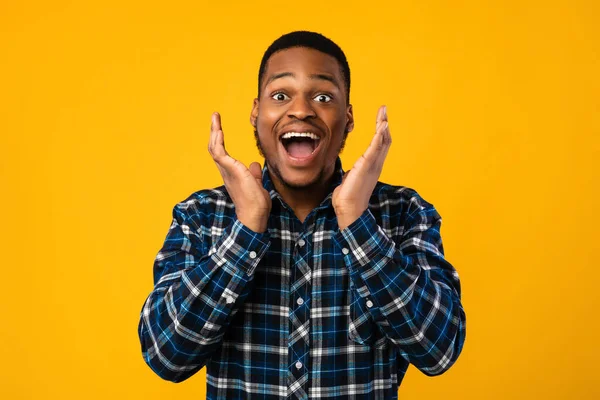 Excited Black Man Shouting Holding Hands Near Face In Studio — Stock Photo, Image