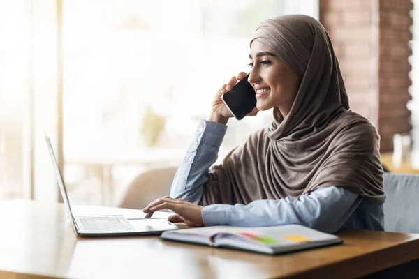 Fille en hijab à la recherche d'emploi en ligne, parler au téléphone — Photo