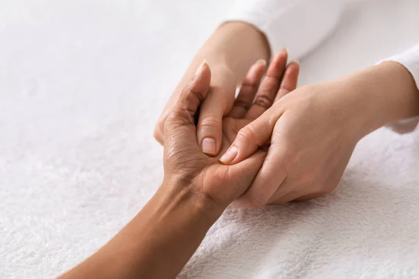 Massagem manual de acupuntura para mulher negra no spa — Fotografia de Stock