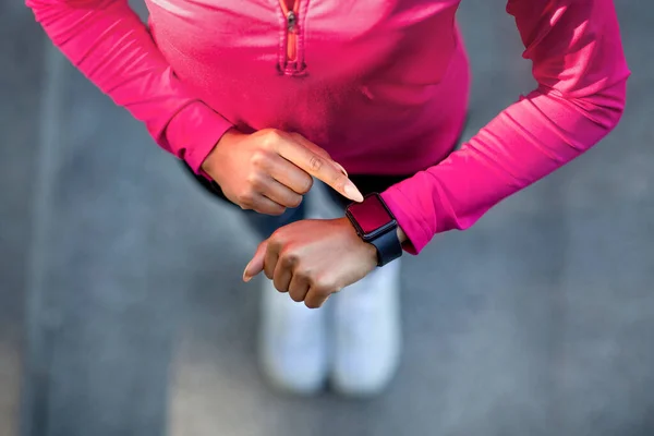 Fechar-se de smartwatch na mão menina preta desportiva — Fotografia de Stock