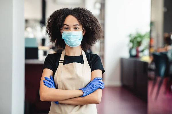 Africano americano menina cabeleireiro em máscara protetora posando no salão — Fotografia de Stock