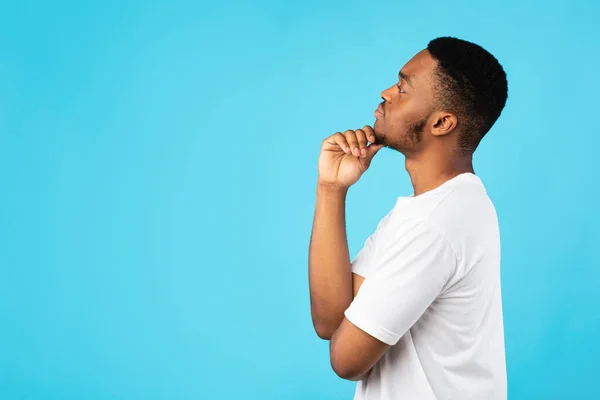 Thoughtful Black Guy Thinking Looking Aside Standing On Blue Background — Stock Photo, Image