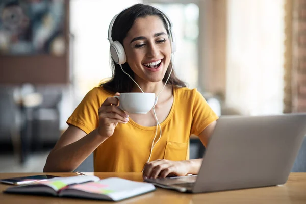 Happy young woman blogger broadcasting while resting at cafe — Stock Photo, Image