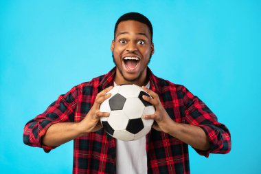 Duygusal Siyah Adam Mavi Arkaplanda Futbol Topu Tutuyor