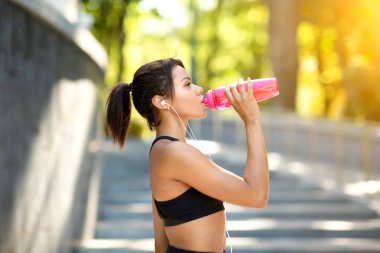 Afrika 'da su içen sporcu bayanın yan görüntüsü