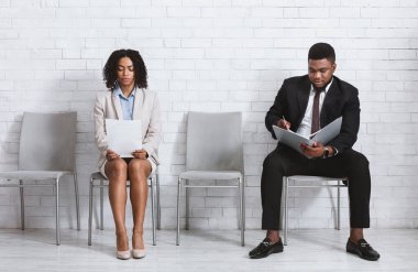 Afro-Amerikan iş başvuruları şirket ofisinde iş görüşmesi için bekliyor.