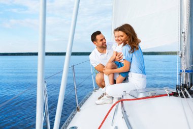 Neşeli Aile Yat Sürüyor Denizde Yolculuk Keyifli Yaz Tatili