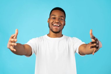 Siyah Adam Mavi Arkaplan 'a sarılmak için ellerini uzatıyor