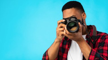 Profesyonel Fotoğrafçı Modern Kamera Tutuyor Fotoğraf Çekimi Stüdyoda Duruyor