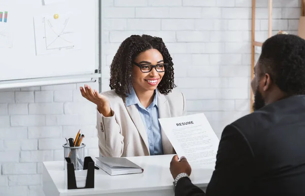 Friendly personnel manager interviewing black candidate during job interview at modern office — Stock Photo, Image