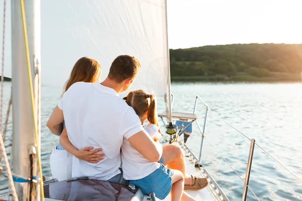 Family korzystających Yacht Tour siedzi na pokładzie Żeglarstwo na morzu — Zdjęcie stockowe