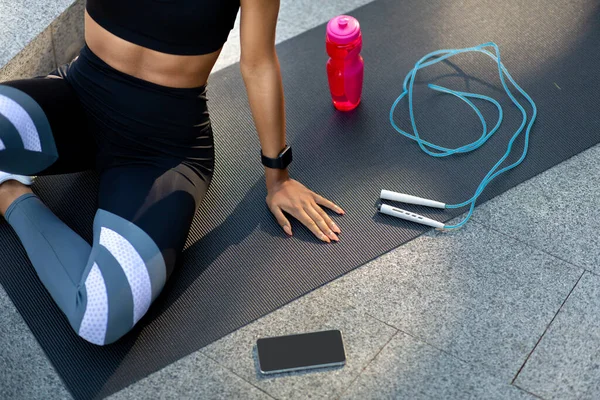 Menina desportiva descansando no mapa de fitness, treinamento ao ar livre — Fotografia de Stock