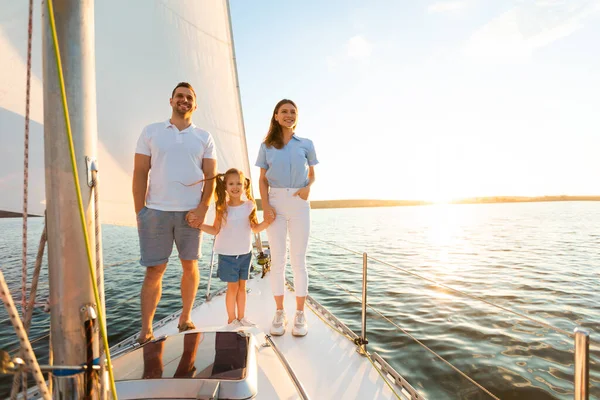 Rodzice i dziewczynka stojąca na pokładzie jachtu trzymając się za ręce — Zdjęcie stockowe