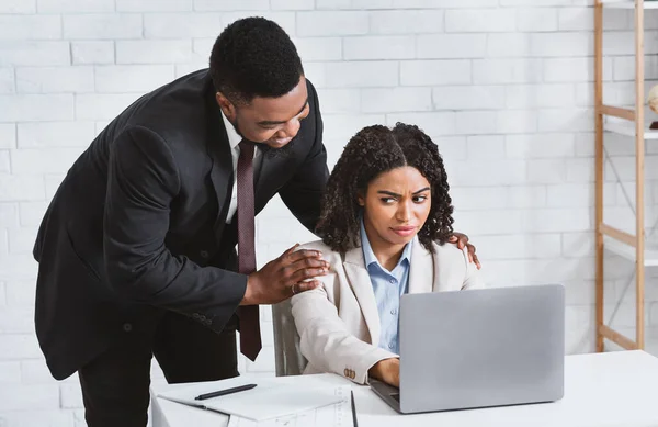 Acoso sexual en el trabajo. Atractiva mujer afroamericana siendo abusada por su jefe en la oficina —  Fotos de Stock