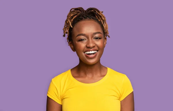 Jovem mulher africana americana sorridente sobre fundo roxo — Fotografia de Stock