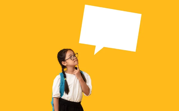 Gadis Asia Berpikir Dengan Gelembung Pidato Di Atas Kepala, Latar Belakang Kuning — Stok Foto